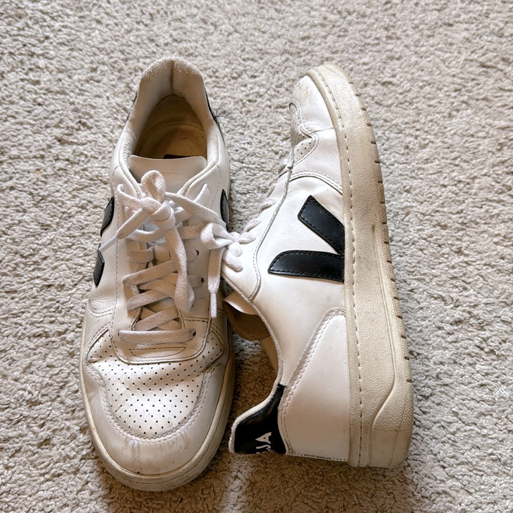 Black and white Vejas